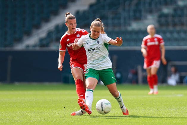 DFB-Pokal der Frauen: Borussia Mönchengladbach - FC Bayern München; 27.09.2026 Sarah Mattner (FC Bayern München, 11) im Zweikampf mit Luca Graf (Borussia Mönchengladbach, 13) DFB-Pokal der Frauen: Borussia Mönchengladbach - FC Bayern München; Mönchengladbach, ista-Borussia-Park; 27.09.2026. DFB REGULATIONS PROHIBIT ANY USE OF PHOTOGRAPHS AS IMAGE SEQUENCES AND OR QUASI-VIDEO. Copyright: xBEAUTIFULxSPORTS Freisenx