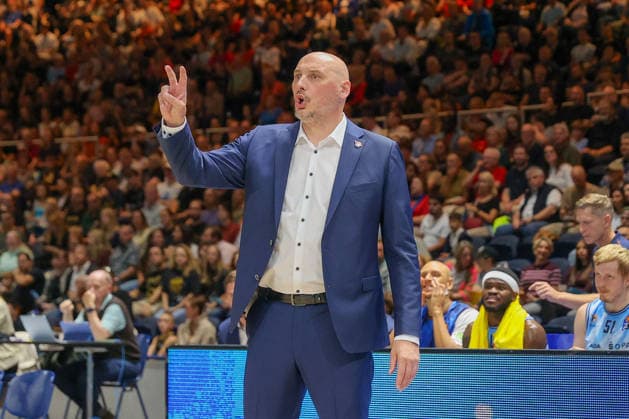 27.09.2026, xgox, Basketball - easyCredit BBL, Basketball Loewen Braunschweig - Rostock Seawolves emspor, v.l. Przemyslaw Frasunkiewicz (Rostock, Trainer) gibt Anweisungen, gestikuliert mit den Armen, gesticulate, gives instructions Braunschweig
