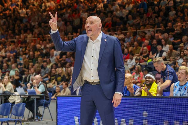27.09.2026, xgox, Basketball - easyCredit BBL, Basketball Loewen Braunschweig - Rostock Seawolves emspor, v.l. Przemyslaw Frasunkiewicz (Rostock, Trainer) gibt Anweisungen, gestikuliert mit den Armen, gesticulate, gives instructions Braunschweig