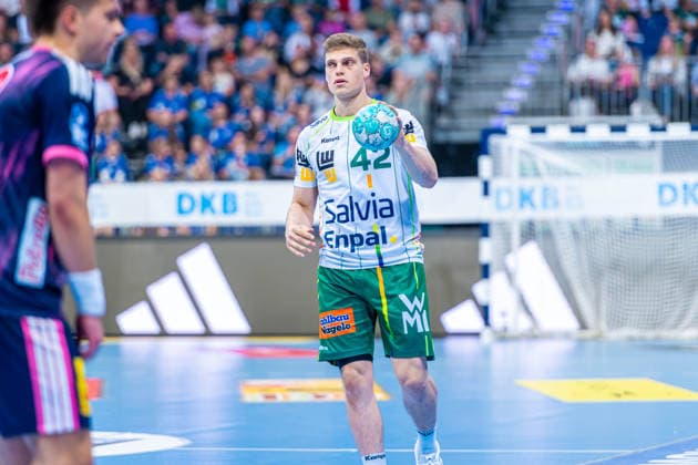 Martin Hanne (FRISCH AUF! Göppingen, Nr. 42) (v.l.), TSV Hannover-Burgdorf (blau) gegen FRISCH AUF! Göppingen (grün) am 6. Spieltag der Saison 2026 2027 in der Opel Handball-Bundesliga (27.09.2026, ZAG Arena (Hannover, GER), Copyright: xJanxGuentherx xTSVxHannover-Burgdorfx