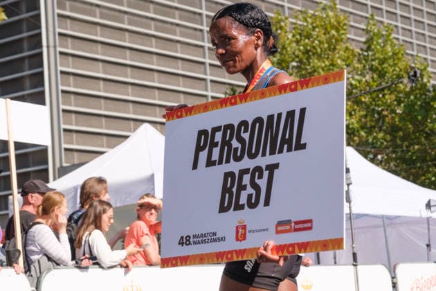 September 27, 2026, Warsaw, Masovian Voivodeship, Poland: GELANE SENBETE of Ethiopia holds a personal best record sign after placing second in the women s classification during the 48th Warsaw Marathon. The race has been awarded the World Athletics Elite Label for the first time in its history and is part of the European Marathon Classics (EMC) series of races. Warsaw Marathon 2026  - ZUMAk204 20260927_zip_k204_028 Copyright: xRomanxKozielx