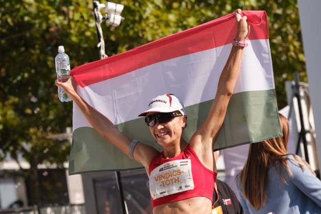 September 27, 2026, Warsaw, Masovian Voivodeship, Poland: LILI ANNA VINDICS-TOTH of Hungary rasies a Hungarian flag in victory after placing first in the women s classification during the 48th Warsaw Marathon. The race has been awarded the World Athletics Elite Label for the first time in its history and is part of the European Marathon Classics (EMC) series of races. Warsaw Marathon 2026  - ZUMAk204 20260927_zip_k204_048 Copyright: xRomanxKozielx