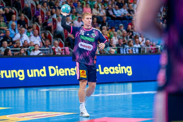 Jonathan Edvardsson (TSV Hannover-Burgdorf, Nr. 26) (v.l.), TSV Hannover-Burgdorf (blau) gegen FRISCH AUF! Göppingen (grün) am 6. Spieltag der Saison 2026 2027 in der Opel Handball-Bundesliga (27.09.2026, ZAG Arena (Hannover, GER), Copyright: xJanxGuentherx xTSVxHannover-Burgdorfx