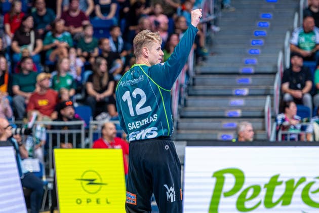 Kristian Saeveras (FRISCH AUF! Göppingen, Nr. 12) (v.l.), TSV Hannover-Burgdorf (blau) gegen FRISCH AUF! Göppingen (grün) am 6. Spieltag der Saison 2026 2027 in der Opel Handball-Bundesliga (27.09.2026, ZAG Arena (Hannover, GER), Copyright: xJanxGuentherx xTSVxHannover-Burgdorfx