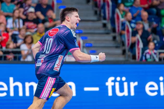 Renars Uscins (TSV Hannover-Burgdorf, Nr. 10) (v.l.), TSV Hannover-Burgdorf (blau) gegen FRISCH AUF! Göppingen (grün) am 6. Spieltag der Saison 2026 2027 in der Opel Handball-Bundesliga (27.09.2026, ZAG Arena (Hannover, GER), Copyright: xJanxGuentherx xTSVxHannover-Burgdorfx