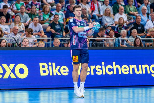 Renars Uscins (TSV Hannover-Burgdorf, Nr. 10) (v.l.), TSV Hannover-Burgdorf (blau) gegen FRISCH AUF! Göppingen (grün) am 6. Spieltag der Saison 2026 2027 in der Opel Handball-Bundesliga (27.09.2026, ZAG Arena (Hannover, GER), Copyright: xJanxGuentherx xTSVxHannover-Burgdorfx