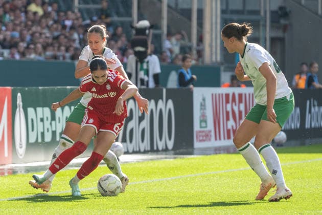Zweikampf zwischen Yvonne Zielinski (Borussia Moenchengladbach, 17) und Kassandra Potsi (FC Bayern Muenchen, 06). Daneben Maresa Arici (Borussia Moenchengladbach, 26). Borussia Moenchengladbach vs. FC Bayern Muenchen, Fussball, DFB-Pokal Frauen, Erste Runde, Saison 2026 2027, 27.09.2026 DFL DFB Regulations prohibit any use of Photographs as image sequences and or Quasivideo Borussia Moenchengladbach vs. FC Bayern Muenchen, Fussball, DFB-Pokal Frauen, Erste Runde, Saison 2026 2027, 27.09.2026 Moenchengladbach Copyright: xEibner-Pressefoto ThomasxHaeslerx EP_THR