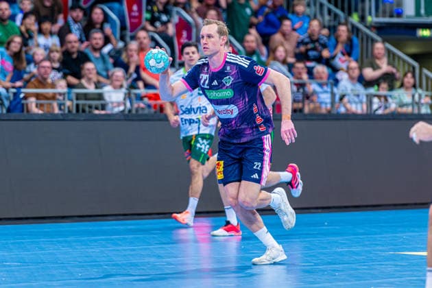 Marian Michalczik (TSV Hannover-Burgdorf, Nr. 22) (v.l.), TSV Hannover-Burgdorf (blau) gegen FRISCH AUF! Göppingen (grün) am 6. Spieltag der Saison 2026 2027 in der Opel Handball-Bundesliga (27.09.2026, ZAG Arena (Hannover, GER), Copyright: xJanxGuentherx xTSVxHannover-Burgdorfx