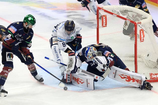 27.09.2026, GER ,DEU, Deutschland, Jonas Neffin ( Eisbaeren Berlin 75 ), Zach Boychuk ( Eisbaeren Berlin 89 ),. PETER QUENNEVILLE (Iserlohn Roosters 89) nordphoto GmbH Engler Berlin Uber-Arena Berlin Deutschland Copyright: xNordphotox xEnglerx