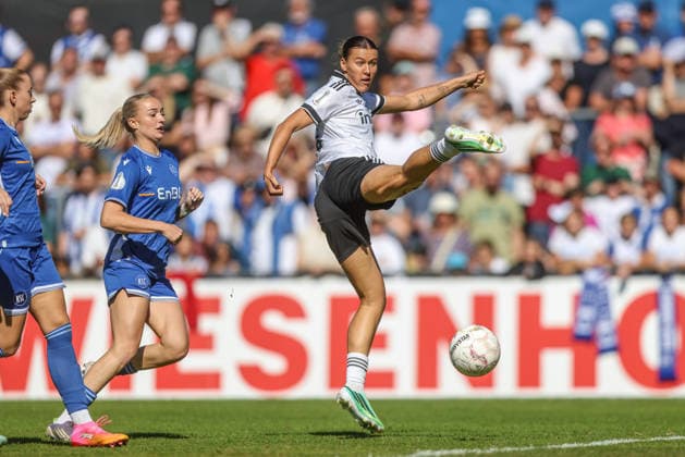 GER, Karlsruhe, Karlsruher SC vs Eintracht Frankfurt, SC, DFB Pokal der Frauen, Fussball, DFB, Spielzeit 2026 2027, Badenia Stadion, 1. Runde im Bild: Larissa Mühlhaus (Eintracht Frankfurt Frauen 47), Torschuss DFB DFL REGULATIONS PROHIBIT ANY USE OF PHOTOGRAPHS AS IMAGE SEQUENCES AND OR QUASI-VIDEO, 27.09.2026 Copyright: HMBxMedia HendrikxHamelau