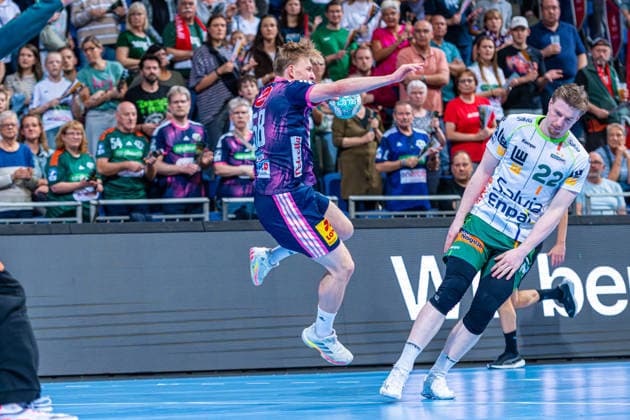 Daniel Weber (TSV Hannover-Burgdorf, Nr. 58) (v.l.), TSV Hannover-Burgdorf (blau) gegen FRISCH AUF! Göppingen (grün) am 6. Spieltag der Saison 2026 2027 in der Opel Handball-Bundesliga (27.09.2026, ZAG Arena (Hannover, GER), Copyright: xJanxGuentherx xTSVxHannover-Burgdorfx