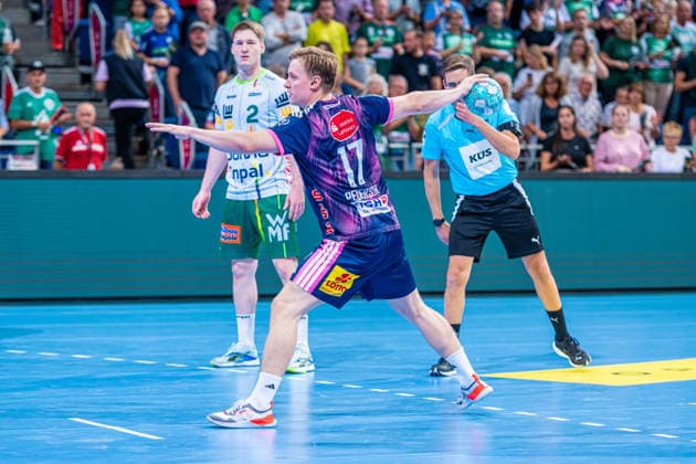 August Pedersen (TSV Hannover-Burgdorf, Nr. 17) (v.l.), TSV Hannover-Burgdorf (blau) gegen FRISCH AUF! Göppingen (grün) am 6. Spieltag der Saison 2026 2027 in der Opel Handball-Bundesliga (27.09.2026, ZAG Arena (Hannover, GER), Copyright: xJanxGuentherx xTSVxHannover-Burgdorfx