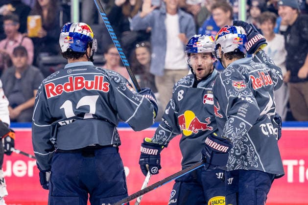 Yasin Ehliz (EHC Red Bull Muenchen, 42) und Lucas Thaler (EHC Red Bull Muenchen, 48) bejubel mit Taro Hirose (EHC Red Bull Muenchen, 17) dessen Tor zum 1:0 GER, EHC Red Bull Muenchen vs. Loewen Frankfurt Eishockey, DEL, Saison 2026 2027, 4. Spieltag, 27.09.2026. Foto: HMB Media Heike Feiner Copyright: HMBxMedia HeikexFeiner