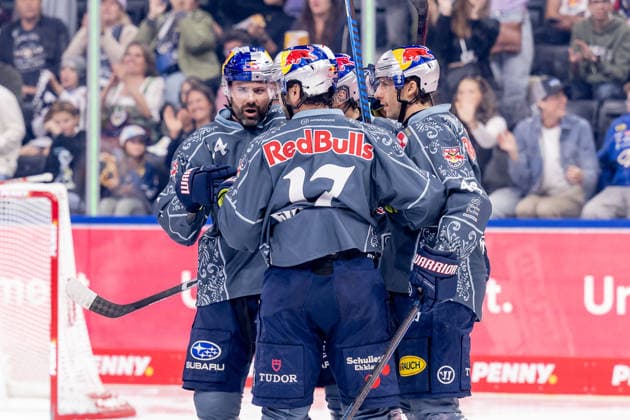 Ryan Murphy (EHC Red Bull Muenchen, 24), Yasin Ehliz (EHC Red Bull Muenchen, 42) und Lucas Thaler (EHC Red Bull Muenchen, 48) bejubel mit Taro Hirose (EHC Red Bull Muenchen, 17) dessen Tor zum 1:0 GER, EHC Red Bull Muenchen vs. Loewen Frankfurt Eishockey, DEL, Saison 2026 2027, 4. Spieltag, 27.09.2026. Foto: HMB Media Heike Feiner Copyright: HMBxMedia HeikexFeiner