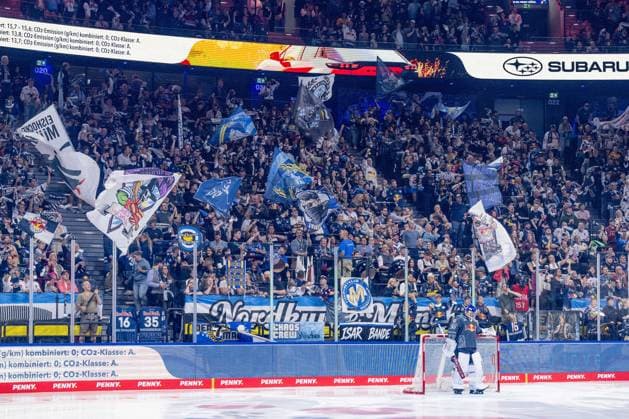 Die Muenchner Fans in der Nordkurve hinter Antoine Bibeau (Torwart, EHC Red Bull Muenchen, 30) bejubeln das Tor zum 1:0 GER, EHC Red Bull Muenchen vs. Loewen Frankfurt Eishockey, DEL, Saison 2026 2027, 4. Spieltag, 27.09.2026. Foto: HMB Media Heike Feiner Copyright: HMBxMedia HeikexFeiner