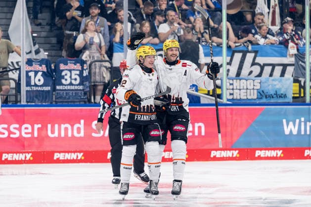 Konrad Abeltshauser (Loewen Frankfurt, 16) bejubelt mit Timo Kose (Loewen Frankfurt, 22) dessen Tor zum 1:1 - Ausgleich GER, EHC Red Bull Muenchen vs. Loewen Frankfurt Eishockey, DEL, Saison 2026 2027, 4. Spieltag, 27.09.2026. Foto: HMB Media Heike Feiner Copyright: HMBxMedia HeikexFeiner