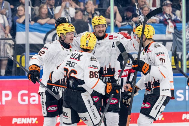 Cameron Brace (Loewen Frankfurt, 86), Konrad Abeltshauser (Loewen Frankfurt, 16) und Daniel Pfaffengut (Loewen Frankfurt, 77) bejubeln mit Timo Kose (Loewen Frankfurt, 22) dessen Tor zum 1:1 - Ausgleich GER, EHC Red Bull Muenchen vs. Loewen Frankfurt Eishockey, DEL, Saison 2026 2027, 4. Spieltag, 27.09.2026. Foto: HMB Media Heike Feiner Copyright: HMBxMedia HeikexFeiner