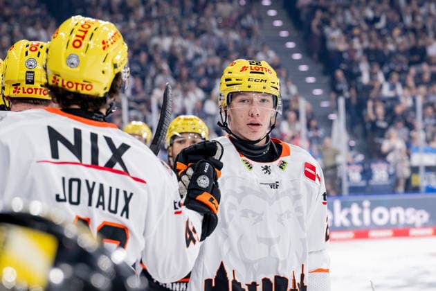 Timo Kose (Loewen Frankfurt, 22) beim Abklatschen an der Bank nach seinem Tor zum 1:1 - Ausgleich GER, EHC Red Bull Muenchen vs. Loewen Frankfurt Eishockey, DEL, Saison 2026 2027, 4. Spieltag, 27.09.2026. Foto: HMB Media Heike Feiner Copyright: HMBxMedia HeikexFeiner