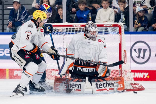 Veit Oswald (EHC Red Bull Muenchen, 27) verpasst gegen Bjoern Krupp (Loewen Frankfurt, 05) und Nico Pertuch (Torwart, Loewen Frankfurt, 01) GER, EHC Red Bull Muenchen vs. Loewen Frankfurt Eishockey, DEL, Saison 2026 2027, 4. Spieltag, 27.09.2026. Foto: HMB Media Heike Feiner Copyright: HMBxMedia HeikexFeiner