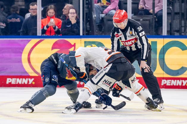Linesperson Yannik Koziol fuehrt ein Bully Faceoff aus zwischen Brady Ferguson (EHC Red Bull Muenchen, 12) und Anthony Romano (Loewen Frankfurt, 29) GER, EHC Red Bull Muenchen vs. Loewen Frankfurt Eishockey, DEL, Saison 2026 2027, 4. Spieltag, 27.09.2026. Foto: HMB Media Heike Feiner Copyright: HMBxMedia HeikexFeiner