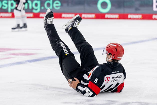 Hauptschiedsrichter Lukas Voit auf dem Hosenboden GER, EHC Red Bull Muenchen vs. Loewen Frankfurt Eishockey, DEL, Saison 2026 2027, 4. Spieltag, 27.09.2026. Foto: HMB Media Heike Feiner Copyright: HMBxMedia HeikexFeiner