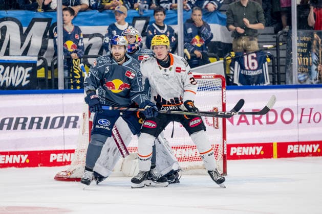 Lukas Klok (EHC Red Bull Muenchen, 03) verteidigt gegen Timo Kose (Loewen Frankfurt, 22) vor dem Tor von Antoine Bibeau (Torwart, EHC Red Bull Muenchen, 30) GER, EHC Red Bull Muenchen vs. Loewen Frankfurt Eishockey, DEL, Saison 2026 2027, 4. Spieltag, 27.09.2026. Foto: HMB Media Heike Feiner Copyright: HMBxMedia HeikexFeiner