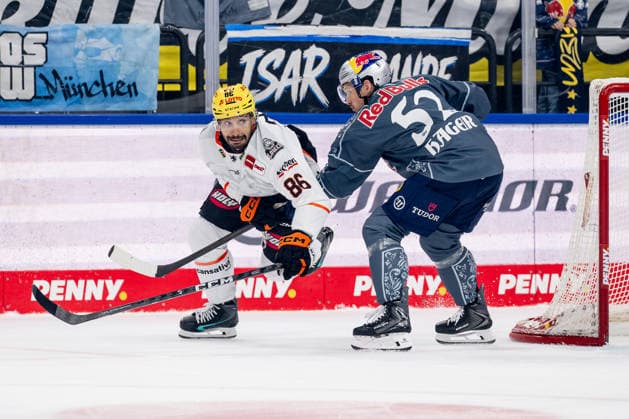 Patrick Hager (EHC Red Bull Muenchen, 52) verteidigt gegen Cameron Brace (Loewen Frankfurt, 86) GER, EHC Red Bull Muenchen vs. Loewen Frankfurt Eishockey, DEL, Saison 2026 2027, 4. Spieltag, 27.09.2026. Foto: HMB Media Heike Feiner Copyright: HMBxMedia HeikexFeiner