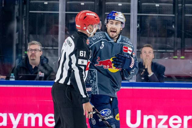 Lukas Klok (EHC Red Bull Muenchen, 03) beschwert sich bei Linesperson Markus Merk ueber eine aus seiner Sicht ungerechte Strafe GER, EHC Red Bull Muenchen vs. Loewen Frankfurt Eishockey, DEL, Saison 2026 2027, 4. Spieltag, 27.09.2026. Foto: HMB Media Heike Feiner Copyright: HMBxMedia HeikexFeiner