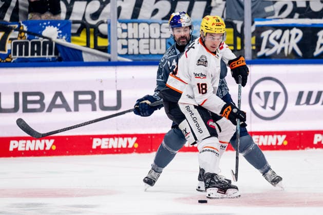 Kampf um den Puck Zweikampf zwischen Ryan Murphy (EHC Red Bull Muenchen, 24) und Eric Uba (Loewen Frankfurt, 18) GER, EHC Red Bull Muenchen vs. Loewen Frankfurt Eishockey, DEL, Saison 2026 2027, 4. Spieltag, 27.09.2026. Foto: HMB Media Heike Feiner Copyright: HMBxMedia HeikexFeiner