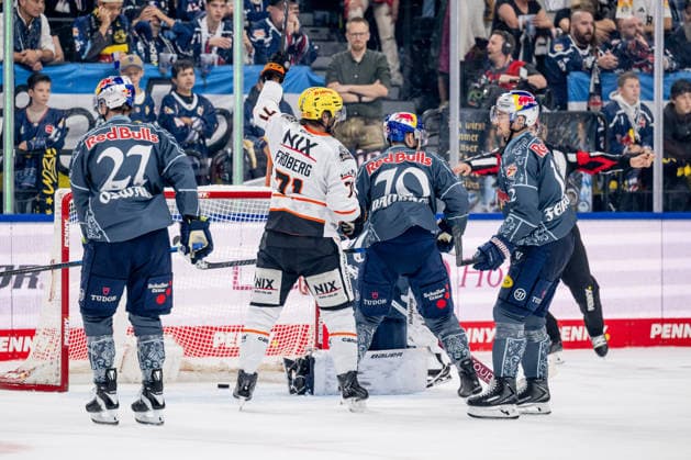 Linus Froeberg (Loewen Frankfurt, 71) bejubelt das Tor von Cameron Brace (Loewen Frankfurt, 86) - nicht im Bild - zum 1:2, Veit Oswald (EHC Red Bull Muenchen, 27), Maximilian Daubner (EHC Red Bull Muenchen, 70) und Brady Ferguson (EHC Red Bull Muenchen, 12) sind dementsprechend bedient GER, EHC Red Bull Muenchen vs. Loewen Frankfurt Eishockey, DEL, Saison 2026 2027, 4. Spieltag, 27.09.2026. Foto: HMB Media Heike Feiner Copyright: HMBxMedia HeikexFeiner