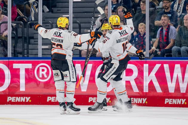 Maksim Matushkin (Loewen Frankfurt, 52) und Konrad Abeltshauser (Loewen Frankfurt, 16) bejubeln mit Cameron Brace (Loewen Frankfurt, 86) dessen Tor zum 1:2 GER, EHC Red Bull Muenchen vs. Loewen Frankfurt Eishockey, DEL, Saison 2026 2027, 4. Spieltag, 27.09.2026. Foto: HMB Media Heike Feiner Copyright: HMBxMedia HeikexFeiner