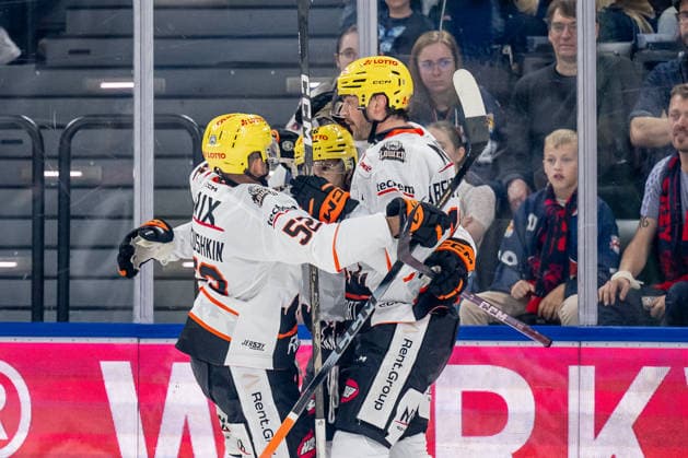 Maksim Matushkin (Loewen Frankfurt, 52) und Konrad Abeltshauser (Loewen Frankfurt, 16) bejubeln mit Cameron Brace (Loewen Frankfurt, 86) dessen Tor zum 1:2 GER, EHC Red Bull Muenchen vs. Loewen Frankfurt Eishockey, DEL, Saison 2026 2027, 4. Spieltag, 27.09.2026. Foto: HMB Media Heike Feiner Copyright: HMBxMedia HeikexFeiner