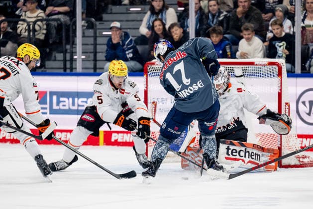 Taro Hirose (EHC Red Bull Muenchen, 17) scheitert hier an Bjoern Krupp (Loewen Frankfurt, 05) und Nico Pertuch (Torwart, Loewen Frankfurt, 01) GER, EHC Red Bull Muenchen vs. Loewen Frankfurt Eishockey, DEL, Saison 2026 2027, 4. Spieltag, 27.09.2026. Foto: HMB Media Heike Feiner Copyright: HMBxMedia HeikexFeiner