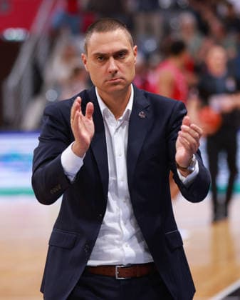 Headcoach Marko Stankovic (Bonn) klatscht, Bonn, Deutschland, 27.09.2026, Basketball Bundesliga, 3. Spieltag, Telekom Baskets Bonn vs Syntainics MBC.