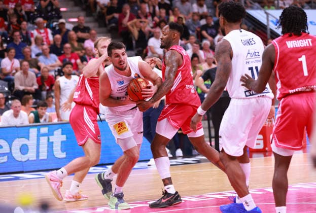 Jure Planinic (MBC) am Ball gegen Jeff Garrett (Bonn), Bonn, Deutschland, 27.09.2026, Basketball Bundesliga, 3. Spieltag, Telekom Baskets Bonn vs Syntainics MBC.