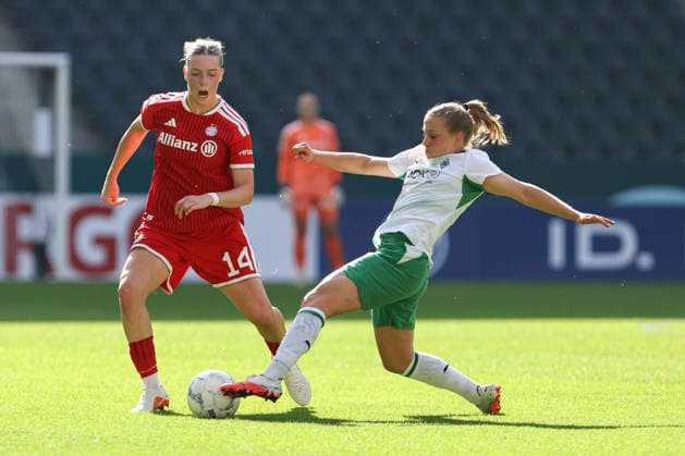Alara Åžehitler (FC Bayern Muenchen) und Luca Graf (Borussia Moenchengladbach) im Zweikampf waehrend des Spiels des DFB-Pokal der Frauen zwischen Borussia Moenchengladbach und FC Bayern Muenchen, ista-Borussia-Park am 27. September 2026 in Moenchengladbach, Deutschland. (Foto von Oliver Kaelke DeFodi Images) +++ Alara Åžehitler (FC Bayern Muenchen) und Luca Graf (Borussia Moenchengladbach) battle for the ball during the DFB-Pokal der Frauen match between Borussia Moenchengladbach and FC Bayern Muenchen at ista-Borussia-Park on September 27, 2026 in Moenchengladbach, Germany. (Photo by Oliver Kaelke DeFodi Images) DFB DFL REGULATIONS PROHIBIT ANY USE OF PHOTOGRAPHS AS IMAGE SEQUENCES AND OR QUASI-VIDEO. (Photo by Oliver Kaelke DeFodi Images) -