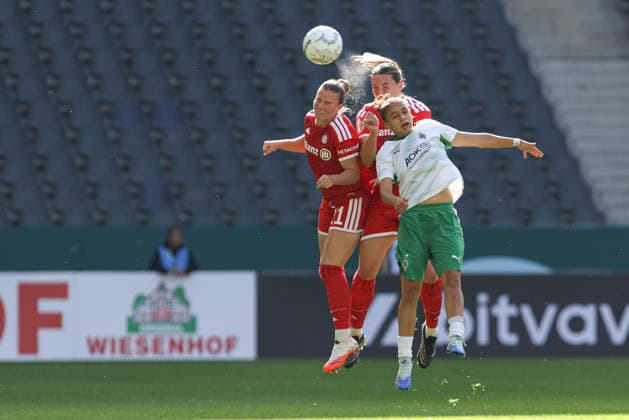 Sarah Mattner-Trembleau (FC Bayern Muenchen), Alina Abdii (Borussia Moenchengladbach) und Vanessa Gilles (FC Bayern Muenchen) im Zweikampf waehrend des Spiels des DFB-Pokal der Frauen zwischen Borussia Moenchengladbach und FC Bayern Muenchen, ista-Borussia-Park am 27. September 2026 in Moenchengladbach, Deutschland. (Foto von Oliver Kaelke DeFodi Images) +++ Sarah Mattner-Trembleau (FC Bayern Muenchen), Alina Abdii (Borussia Moenchengladbach) und Vanessa Gilles (FC Bayern Muenchen) battle for the ball during the DFB-Pokal der Frauen match between Borussia Moenchengladbach and FC Bayern Muenchen at ista-Borussia-Park on September 27, 2026 in Moenchengladbach, Germany. (Photo by Oliver Kaelke DeFodi Images) DFB DFL REGULATIONS PROHIBIT ANY USE OF PHOTOGRAPHS AS IMAGE SEQUENCES AND OR QUASI-VIDEO. (Photo by Oliver Kaelke DeFodi Images) -