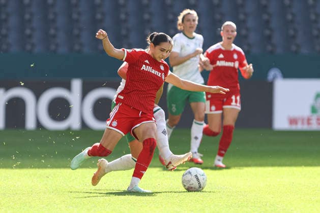Kassandra Potsi (FC Bayern Muenchen) und Yvonne Zielinski (Borussia Moenchengladbach) im Zweikampf waehrend des Spiels des DFB-Pokal der Frauen zwischen Borussia Moenchengladbach und FC Bayern Muenchen, ista-Borussia-Park am 27. September 2026 in Moenchengladbach, Deutschland. (Foto von Oliver Kaelke DeFodi Images) +++ Kassandra Potsi (FC Bayern Muenchen) und Yvonne Zielinski (Borussia Moenchengladbach) battle for the ball during the DFB-Pokal der Frauen match between Borussia Moenchengladbach and FC Bayern Muenchen at ista-Borussia-Park on September 27, 2026 in Moenchengladbach, Germany. (Photo by Oliver Kaelke DeFodi Images) DFB DFL REGULATIONS PROHIBIT ANY USE OF PHOTOGRAPHS AS IMAGE SEQUENCES AND OR QUASI-VIDEO. (Photo by Oliver Kaelke DeFodi Images) -