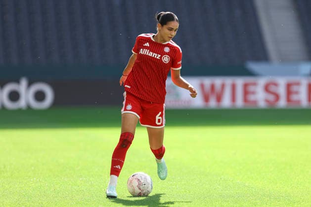 Kassandra Potsi (FC Bayern Muenchen) in Aktion, am Ball, Einzelaktion waehrend des Spiels des DFB-Pokal der Frauen zwischen Borussia Moenchengladbach und FC Bayern Muenchen, ista-Borussia-Park am 27. September 2026 in Moenchengladbach, Deutschland. (Foto von Oliver Kaelke DeFodi Images) +++ Kassandra Potsi (FC Bayern Muenchen) controls the ball during the DFB-Pokal der Frauen match between Borussia Moenchengladbach and FC Bayern Muenchen at ista-Borussia-Park on September 27, 2026 in Moenchengladbach, Germany. (Photo by Oliver Kaelke DeFodi Images) DFB DFL REGULATIONS PROHIBIT ANY USE OF PHOTOGRAPHS AS IMAGE SEQUENCES AND OR QUASI-VIDEO. (Photo by Oliver Kaelke DeFodi Images) -