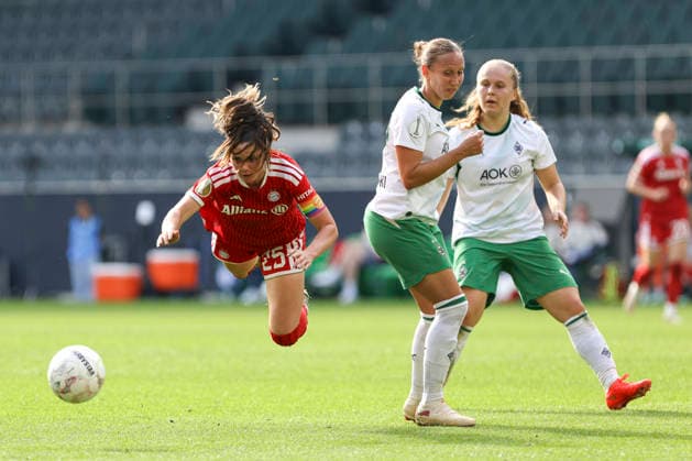 Sarah Zadrazil (FC Bayern Muenchen) und Yvonne Zielinski (Borussia Moenchengladbach) im Zweikampf waehrend des Spiels des DFB-Pokal der Frauen zwischen Borussia Moenchengladbach und FC Bayern Muenchen, ista-Borussia-Park am 27. September 2026 in Moenchengladbach, Deutschland. (Foto von Oliver Kaelke DeFodi Images) +++ Sarah Zadrazil (FC Bayern Muenchen) und Yvonne Zielinski (Borussia Moenchengladbach) battle for the ball during the DFB-Pokal der Frauen match between Borussia Moenchengladbach and FC Bayern Muenchen at ista-Borussia-Park on September 27, 2026 in Moenchengladbach, Germany. (Photo by Oliver Kaelke DeFodi Images) DFB DFL REGULATIONS PROHIBIT ANY USE OF PHOTOGRAPHS AS IMAGE SEQUENCES AND OR QUASI-VIDEO. (Photo by Oliver Kaelke DeFodi Images) -