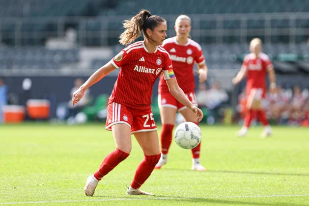 Sarah Zadrazil (FC Bayern Muenchen) in Aktion, am Ball, Einzelaktion waehrend des Spiels des DFB-Pokal der Frauen zwischen Borussia Moenchengladbach und FC Bayern Muenchen, ista-Borussia-Park am 27. September 2026 in Moenchengladbach, Deutschland. (Foto von Oliver Kaelke DeFodi Images) +++ Sarah Zadrazil (FC Bayern Muenchen) controls the ball during the DFB-Pokal der Frauen match between Borussia Moenchengladbach and FC Bayern Muenchen at ista-Borussia-Park on September 27, 2026 in Moenchengladbach, Germany. (Photo by Oliver Kaelke DeFodi Images) DFB DFL REGULATIONS PROHIBIT ANY USE OF PHOTOGRAPHS AS IMAGE SEQUENCES AND OR QUASI-VIDEO. (Photo by Oliver Kaelke DeFodi Images) -