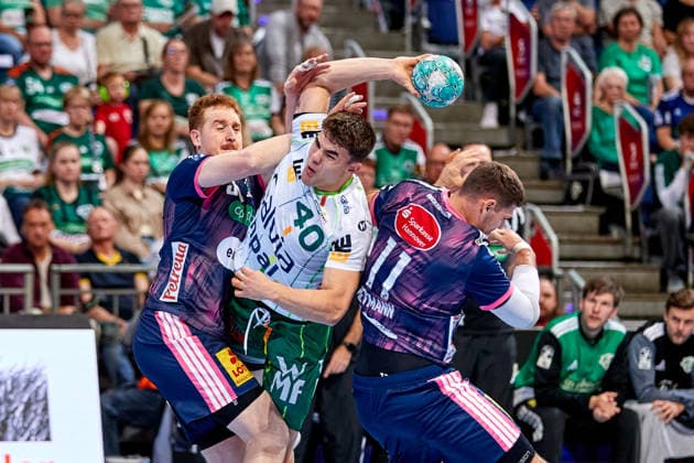 Elias Newel (FRISCH AUF Goeppingen 40) Sebastian Heymann (TSV Hannover-Burgdorf DIE RECKEN 11) TSV Hannover-Burgdorf - vs. FRISCH AUF Goeppingen, Handball Bundesliga, HBL, Saison 2026 2027 27.09.2026 -Pressefoto Jan-Frederic Helbig TSV Hannover-Burgdorf - vs. FRISCH AUF Goeppingen, Handball Bundesliga, HBL, ZAG Arena, Opel Handball-Bundesliga, Saison 2026 2027, 27.09.2026 Hannover Copyright: xEibner-Pressefoto Jan-FredericxHx EP_JHG