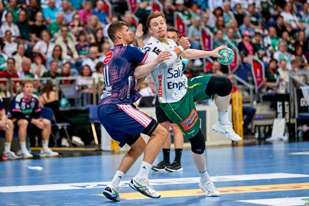 Erik Persson (FRISCH AUF Goeppingen 22) Zweikampf mit Sebastian Heymann (TSV Hannover-Burgdorf DIE RECKEN 11) TSV Hannover-Burgdorf - vs. FRISCH AUF Goeppingen, Handball Bundesliga, HBL, Saison 2026 2027 27.09.2026 -Pressefoto Jan-Frederic Helbig TSV Hannover-Burgdorf - vs. FRISCH AUF Goeppingen, Handball Bundesliga, HBL, ZAG Arena, Opel Handball-Bundesliga, Saison 2026 2027, 27.09.2026 Hannover Copyright: xEibner-Pressefoto Jan-FredericxHx EP_JHG