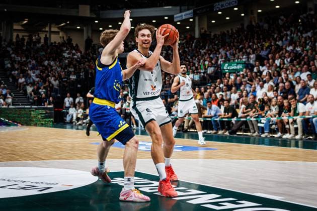 Marco Hollersbacher (Gladiators Trier) im Zweikampf mit Raphael Falkenthal (Science City Jena), Aktion Action Vet Concept Gladiators Trier vs Science City Jena, Basketball, easyCredit BBL, 2. Spieltag, Saison 2026 2027, 27.09.2026 Vet Concept Gladiators Trier vs Science City Jena, Basketball, easyCredit BBL, 2. Spieltag, Saison 2026 2027, 27.09.2026 Copyright: xEibnerxPressefotox EP_ANS