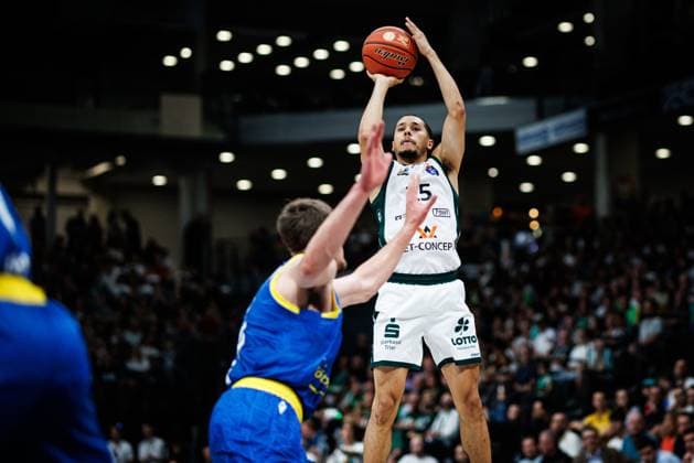 Jordan Roland (Gladiators Trier) im Zweikampf mit Lorenz Bank (Science City Jena), Aktion Action Vet Concept Gladiators Trier vs Science City Jena, Basketball, easyCredit BBL, 2. Spieltag, Saison 2026 2027, 27.09.2026 Vet Concept Gladiators Trier vs Science City Jena, Basketball, easyCredit BBL, 2. Spieltag, Saison 2026 2027, 27.09.2026 Copyright: xEibnerxPressefotox EP_ANS
