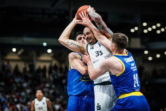 Maik Zirbes (Gladiators Trier) im Zweikampf mit Tanner Stuckman (Science City Jena) und Alex Herrera (Science City Jena), Aktion Action Vet Concept Gladiators Trier vs Science City Jena, Basketball, easyCredit BBL, 2. Spieltag, Saison 2026 2027, 27.09.2026 Vet Concept Gladiators Trier vs Science City Jena, Basketball, easyCredit BBL, 2. Spieltag, Saison 2026 2027, 27.09.2026 Copyright: xEibnerxPressefotox EP_ANS