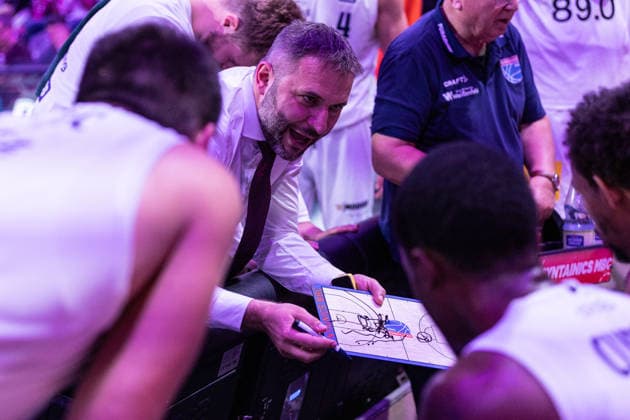 easyCredit Basketball Bundesliga, Telekom Baskets Bonn vs. Syntainics MBC, 27.09.2026 Vladimir Jovanovic (SYNTAINICS MBC - Head Coach) in der Auszeit - easyCredit Basketball Bundesliga, Telekom Baskets Bonn vs. Syntainics MBC, 27.09.2026, Telekom Dome Bonn Copyright: xBEAUTIFULxSPORTS Derixx