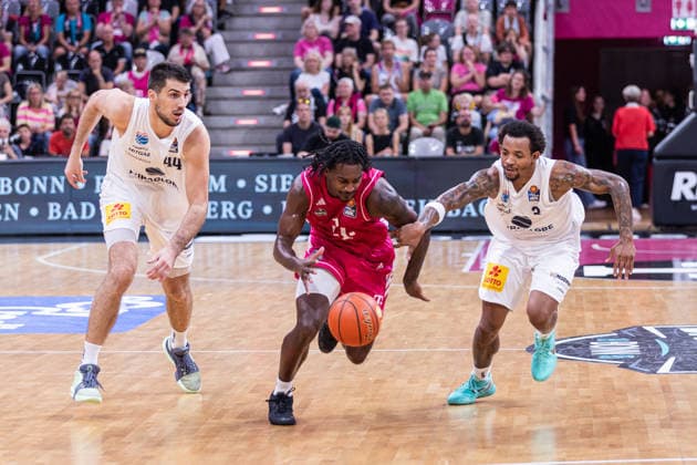 easyCredit Basketball Bundesliga, Telekom Baskets Bonn vs. Syntainics MBC, 27.09.2026 John-Michael Wright (Telekom Baskets Bonn 1) gegen Jure Planinic (SYNTAINICS MBC 44) und DeLonnie Hunt (SYNTAINICS MBC 3) - easyCredit Basketball Bundesliga, Telekom Baskets Bonn vs. Syntainics MBC, 27.09.2026, Telekom Dome Bonn Copyright: xBEAUTIFULxSPORTS Derixx