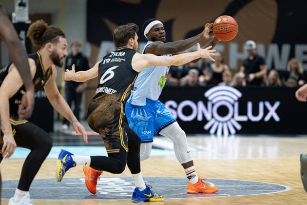 TJ Crockett Jr. (Nr. 0 Rostock Seawolves) gegen Ferdinand Zylka (Nr. 6 Basketball Loewen Braunschweig) GER, Basketball Loewen Braunschweig gegen Rostock Seawolves, Basketball, easyCredit BBL, Woche 3, Spielzeit 2026 27, 27.09.2026 GER, Basketball Loewen Braunschweig gegen Rostock Seawolves, Basketball, easyCredit BBL, Woche 3, Spielzeit 2026 27, 27.09.2026 Braunschweig Copyright: xEibner-Pressefoto DanielxREINELTx EP_DRT