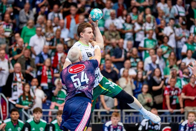 Erik Persson (FRISCH AUF Goeppingen 22) Justus Fischer (TSV Hannover-Burgdorf DIE RECKEN 54) TSV Hannover-Burgdorf - vs. FRISCH AUF Goeppingen, Handball Bundesliga, HBL, Saison 2026 2027 27.09.2026 -Pressefoto Jan-Frederic Helbig TSV Hannover-Burgdorf - vs. FRISCH AUF Goeppingen, Handball Bundesliga, HBL, ZAG Arena, Opel Handball-Bundesliga, Saison 2026 2027, 27.09.2026 Hannover Copyright: xEibner-Pressefoto Jan-FredericxHx EP_JHG